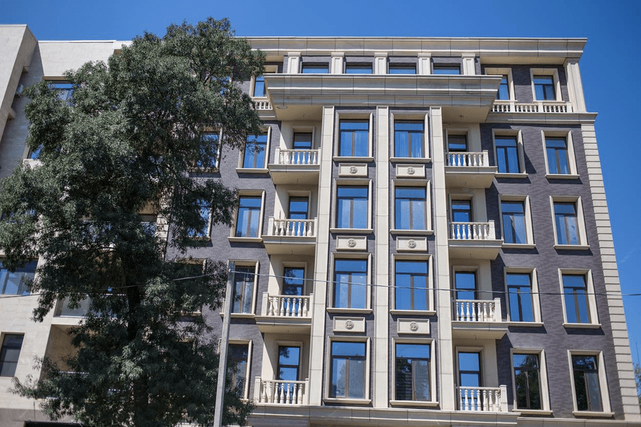 Многоэтажные здания - гостиница и жилой дом